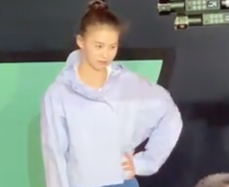 的蓝色穿搭, 好看的脖颈 的蓝色穿搭, 好看的脖颈